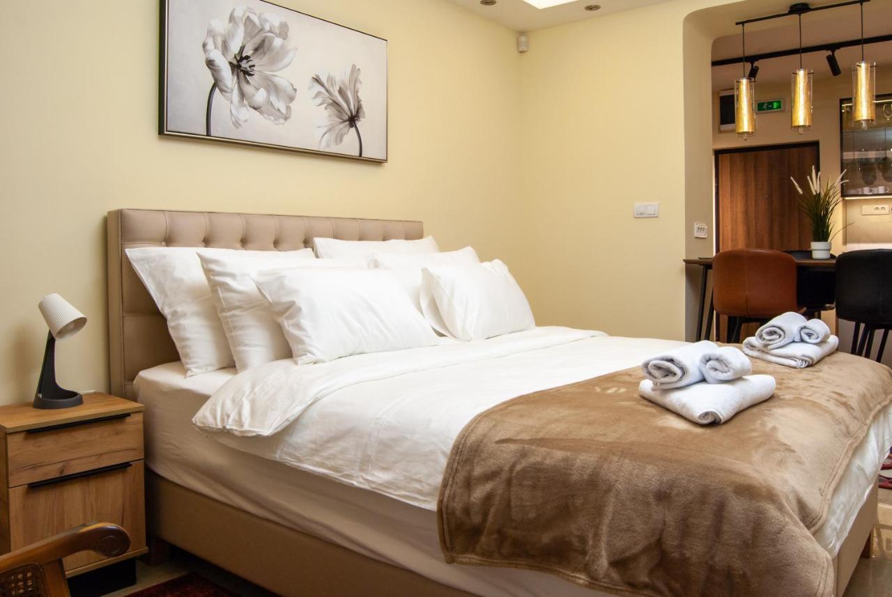 Apartment N10 *